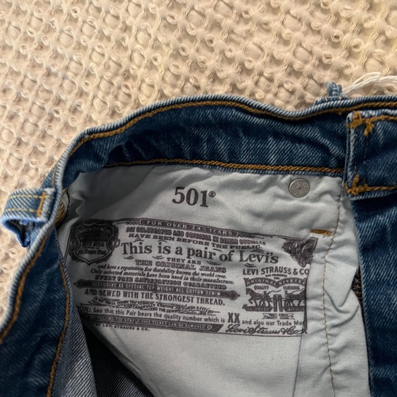 Levi’s 501 Shorts - Picture 3 of 4